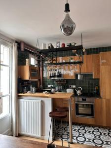 Art House bastille 2 bed apartment w balcony, 11eme super trendy neighbourhood