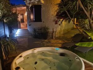 Maisons de vacances L'Oursinade - Jolie maison avec Jacuzzi et jardin : Maison 3 Chambres