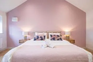 King Deluxe Ensuite with Shower-Bath and Courtyard View - Fawcett - Little Wilbraham