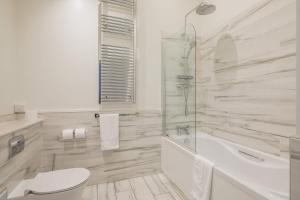 King Deluxe Ensuite with Shower-Bath and Courtyard View - Fawcett