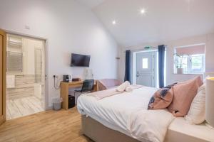 King Deluxe Ensuite with Shower-Bath and Courtyard View - Fawcett