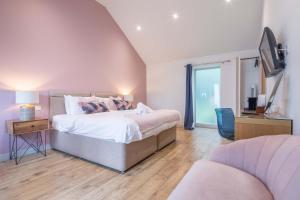 King Deluxe Ensuite with Shower-Bath and Courtyard View - Fawcett