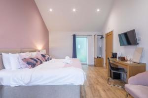 King Deluxe Ensuite with Shower-Bath and Courtyard View - Fawcett