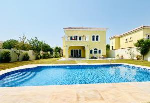 Venduras - Elite 3BR Villa With Private Pool in Jumeirah Park