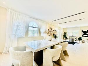 Venduras - Elite 3BR Villa With Private Pool in Jumeirah Park