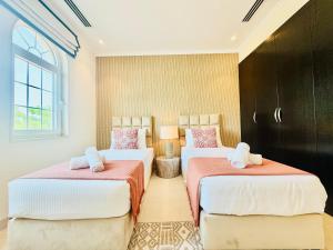 Venduras - Elite 3BR Villa With Private Pool in Jumeirah Park