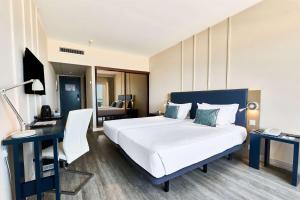 2 Twin Beds, Premium Ocean Front, Non-Smoking room in Tryp Lisboa Caparica Mar