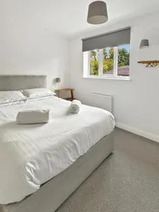 Amaya Three - Newly Renovated - Sleeps 6 - Grantham - Garden & Driveway - 斯托克罗奇福德