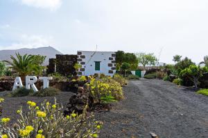 Bohemian Art House - 2BR in Yaiza & Garden