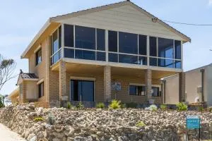 River View Retreat - Both Ocean and River Views - Moora