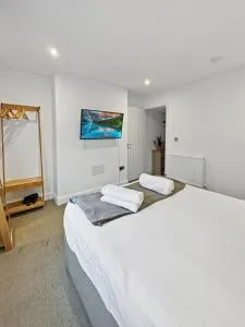 Amaya Six - Sleeps 4 - Modern 1 bed Apartment - Newly renovated - Central Location - Grantham - 斯托克罗奇福德