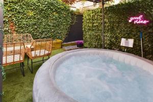 Stylish Apartment with Hot tub and Garden