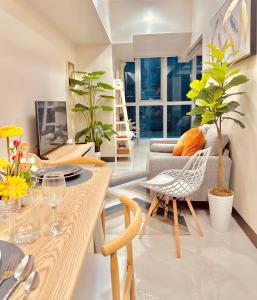 1BR Luxury unit in Uptown Parksuites -Walking distance to Malls