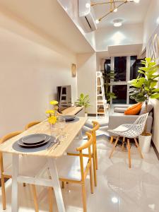 1BR Luxury unit in Uptown Parksuites -Walking distance to Malls