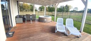 Ferienhaus Laura 70qm bis 5 Gäste mit Fass-Sauna, Whirlpool April bis Oktober, 75qm Terrasse und eingezäunten Garten Haustiere willkommen