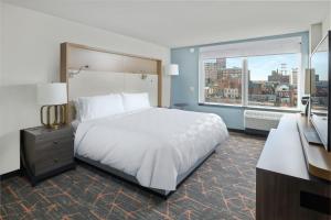 One Queen Bed Hear Access Roll In Shower - Non-Smoking room in Holiday Inn Portland-By the Bay an IHG Hotel