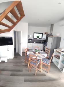 Ferienhaus Sophia 70qm bis 5 Gäste mit Fass-Sauna, Whirlpool April bis Oktober, 75qm Terrasse und eingezäunten Garten