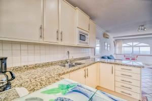 The lighthouse horizon