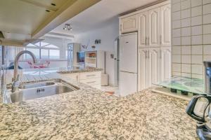 The lighthouse horizon