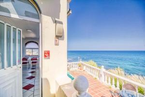 The lighthouse horizon