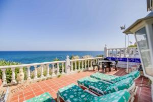 The lighthouse horizon