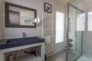 Maisons de vacances La maison du Bonheur Ares 30 personnes avec piscines chauffees : photos des chambres