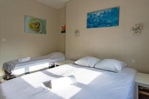 Maisons de vacances La maison du Bonheur Ares 30 personnes avec piscines chauffees : photos des chambres