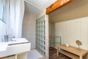 Maisons de vacances La maison du Bonheur Ares 30 personnes avec piscines chauffees : photos des chambres