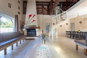 Maisons de vacances La maison du Bonheur Ares 30 personnes avec piscines chauffees : photos des chambres