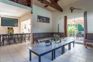 Maisons de vacances La maison du Bonheur Ares 30 personnes avec piscines chauffees : photos des chambres