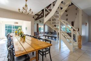 Maisons de vacances La maison du Bonheur Ares 30 personnes avec piscines chauffees : photos des chambres