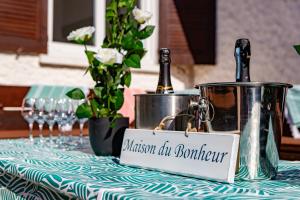 Maisons de vacances La maison du Bonheur Ares 30 personnes avec piscines chauffees : photos des chambres