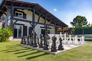 Maisons de vacances La maison du Bonheur Ares 30 personnes avec piscines chauffees : photos des chambres