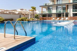 Waves - Comfortable JVC Apt with Balcony and Maids Room