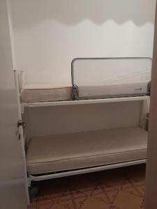 trilocale sul mare con giardino privato img9