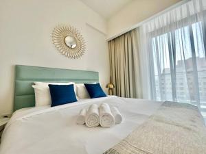 Waves - Comfortable JVC Apt with Balcony and Maids Room