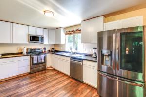 1 Mi to Downtown and River Family Apt in Fairbanks