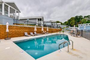 Lake Norman Getaway w Pool Access + Kayaking!