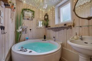 Appart Aix sauna jacuzzi balneo spa privatifs hyper centre historique cour intérieur