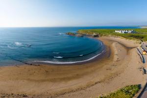 Sea View 2-Bedroom Apartment with Private Balcony