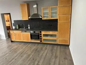 Gemütliche Ferienwohnung mit 1 Schlafzimmer, Wohnzimmer mit Schlafcouch & voll ausgestattete Küche - 施塔特阿伦多夫