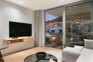 Greenpoint Hideaway Pool, Balcony, Luxury Living