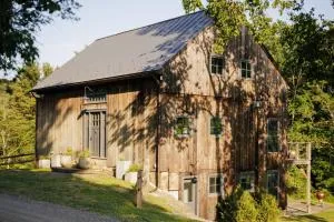 Stunning All-Season Renovated Barn Escape! - Lenox