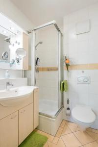 7 min to citycenter !! Subway U3 100m, southside singleroom own SHOWER, WC ! free WIFI ,TV, dishes, fridge, oven, waterheater, microwave, coffee, bike, next to river and park, restaurants and supermarkets around 200m, nonsmoker ! self check in -simpl