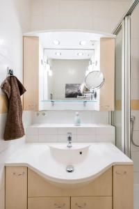 7 min to citycenter !! Subway U3 100m, southside singleroom own SHOWER, WC ! free WIFI ,TV, dishes, fridge, oven, waterheater, microwave, coffee, bike, next to river and park, restaurants and supermarkets around 200m, nonsmoker ! self check in -simpl