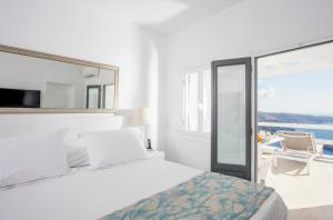 Executive Suite with private Outdoor Plunge Pool and Panoramic Sea & Caldera View
