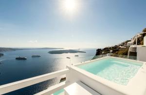 Executive Suite with private Outdoor Plunge Pool and Panoramic Sea & Caldera View