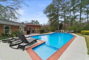 Private Pool ATL w Grill and Outdoor Dining - Pine Lake