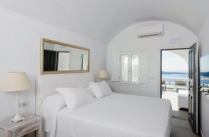 Junior Suite with Panoramic Sea & Caldera View