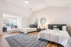 3BR Decatur Home - Sleeps 10 - Private Patio-Deck